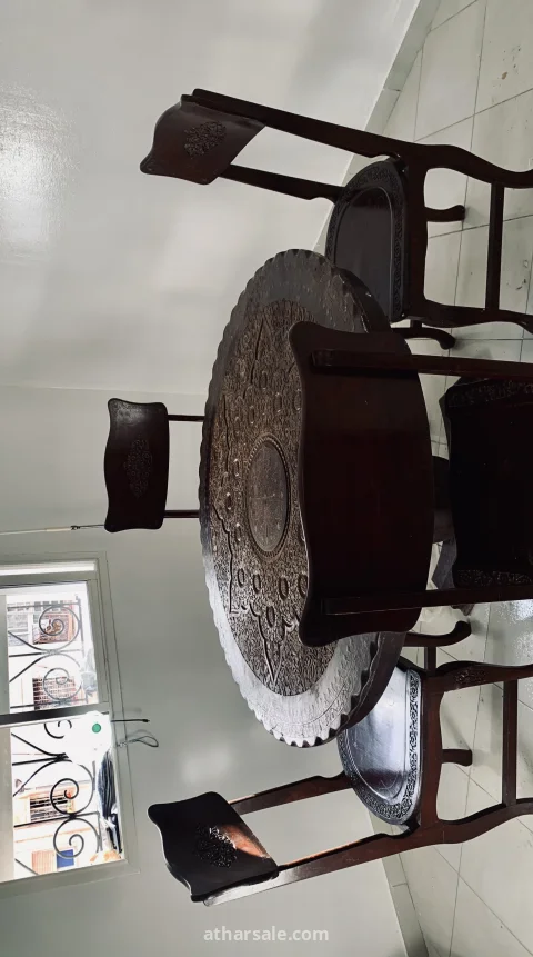 مائدة قديمة منقوشة ب اربع كراسي انتيك 6