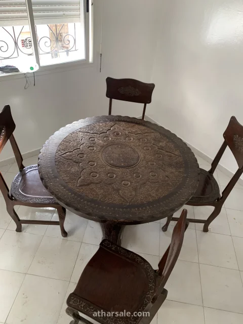 مائدة قديمة منقوشة ب اربع كراسي انتيك 4