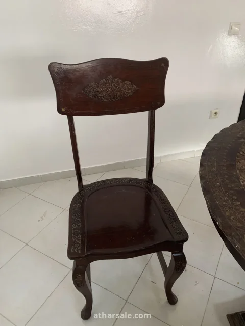 مائدة قديمة منقوشة ب اربع كراسي انتيك 3