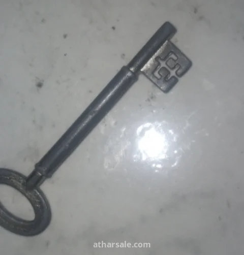 ​لأصحاب المتاحف والنوادر: مفتاح ملكي منقوش باسم محمد بن مكتوم من حقبة إمارات الساحل المتصالح