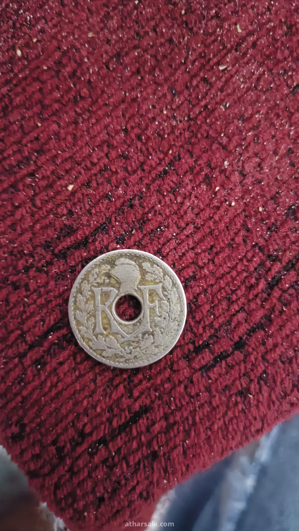 العملة التي تظهر في الصورة هي عملة 10 سنتيم فرنسية قديمة، تُعرف باسم "نوع لينداور" (Lindauer type).