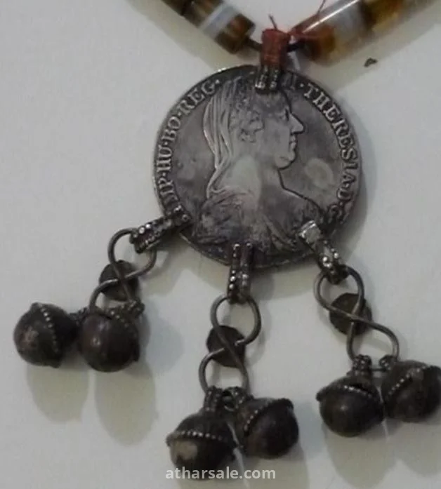 عقد أثري خرز وعملة ريال فضة سنة 1780 ماريا تيريزا الفضية