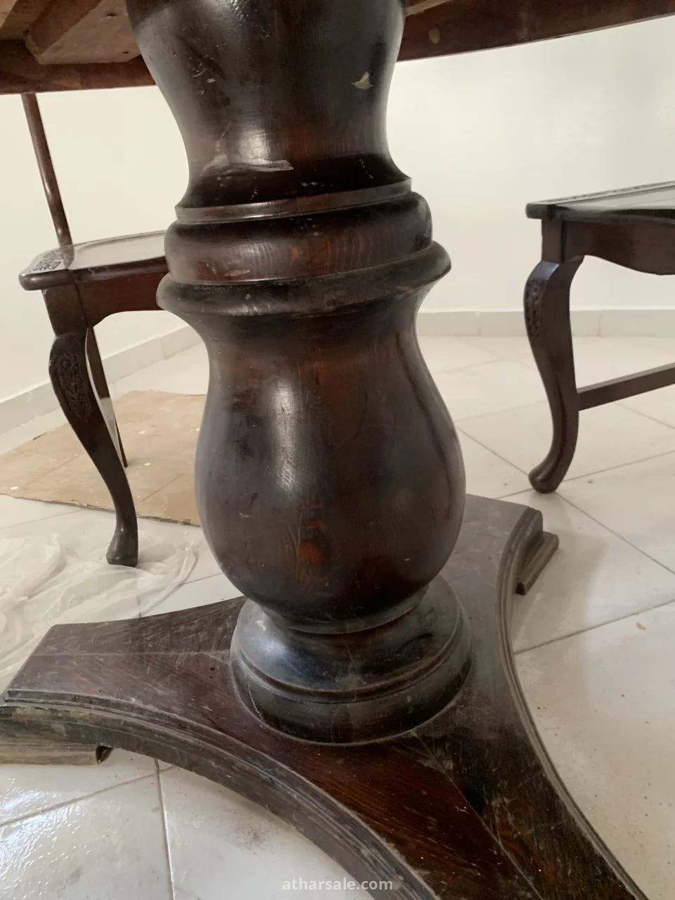 مائدة قديمة منقوشة ب اربع كراسي انتيك