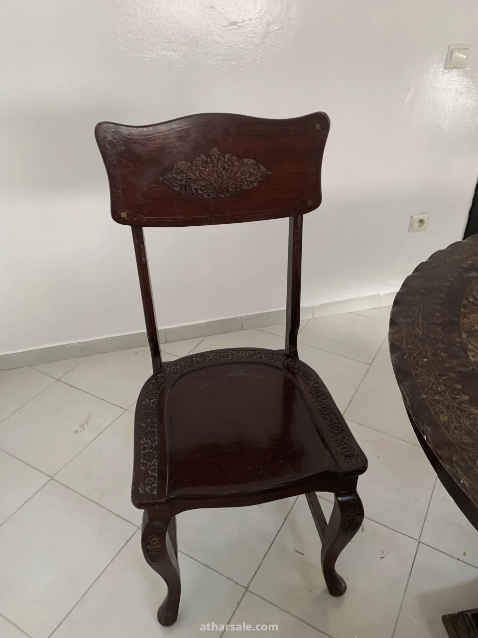 مائدة قديمة منقوشة ب اربع كراسي انتيك