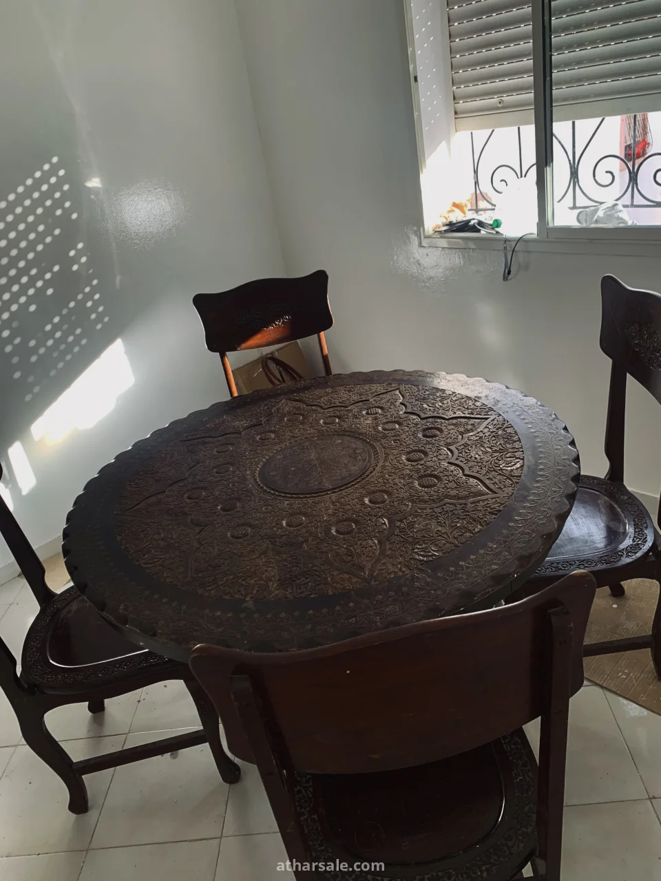 مائدة قديمة منقوشة ب اربع كراسي انتيك