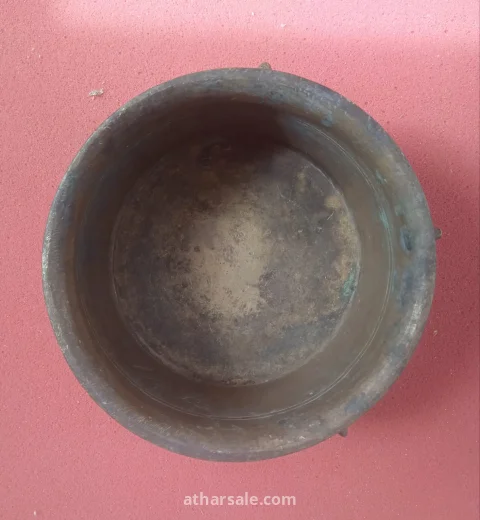هون نحاسي للبيع ، عمره أكثر من خمسة و سبعين عاماً