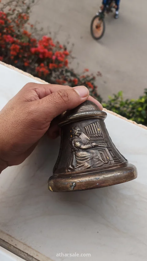جرس عتيق من البرونز