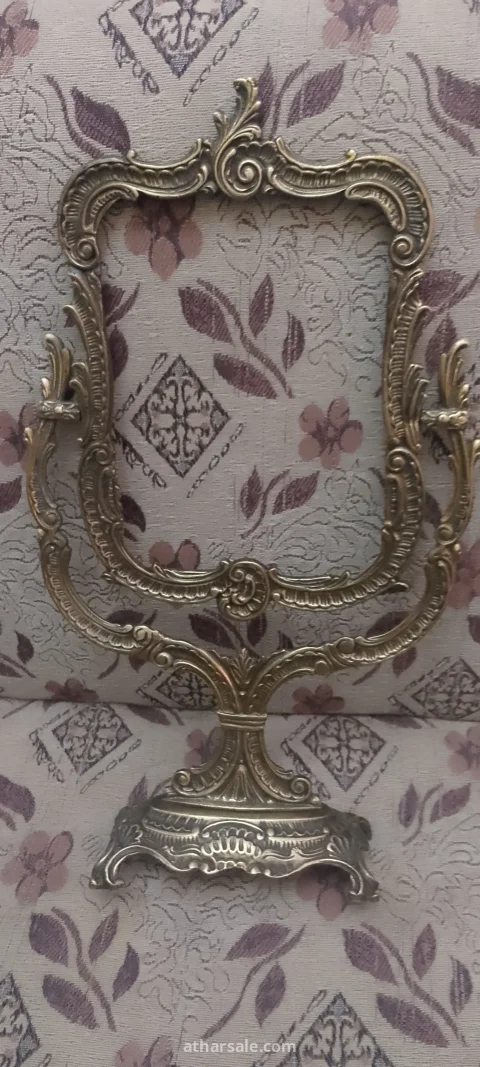 مرآة زينة نحاسية تحمل سحر حقبة أخرى.