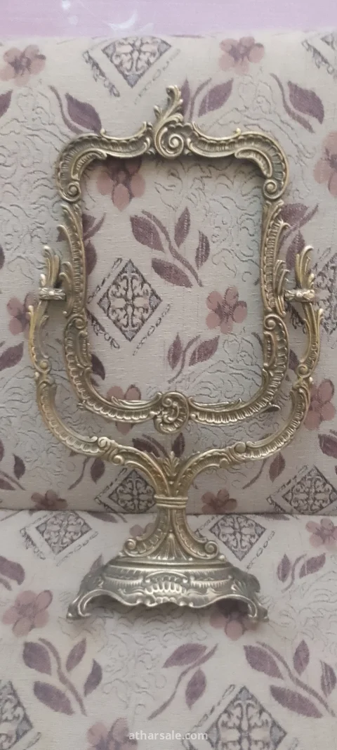مرآة زينة نحاسية تحمل سحر حقبة أخرى.