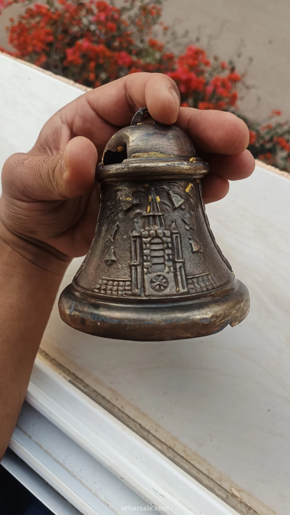 جرس عتيق من البرونز