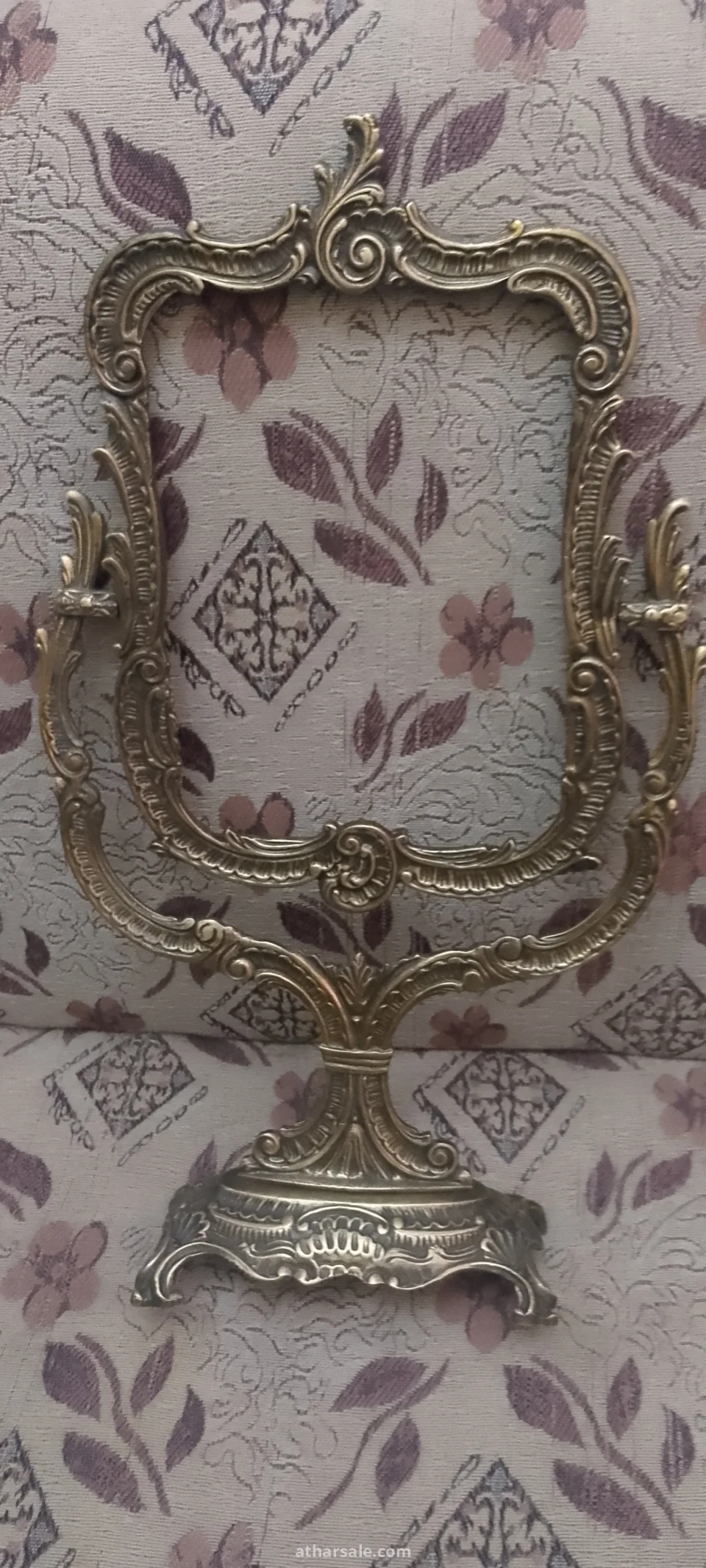 مرآة زينة نحاسية تحمل سحر حقبة أخرى.