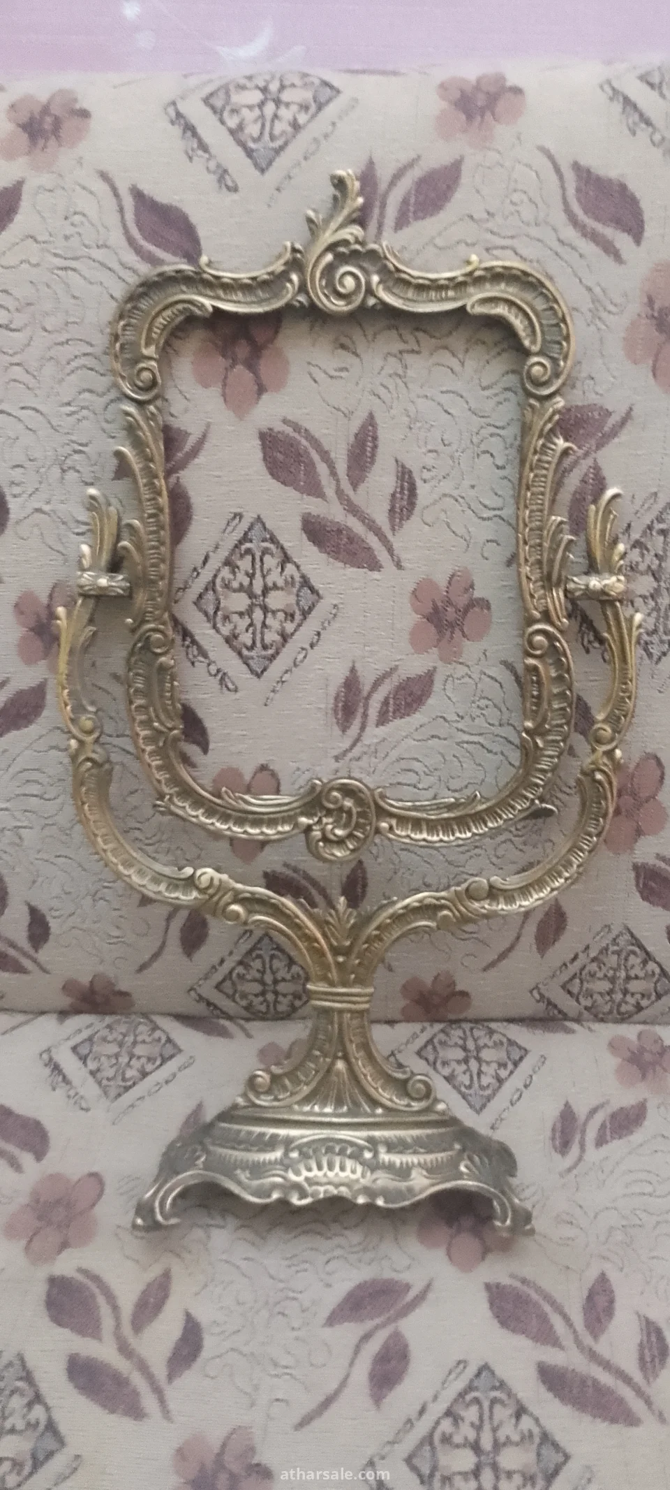 مرآة زينة نحاسية تحمل سحر حقبة أخرى.