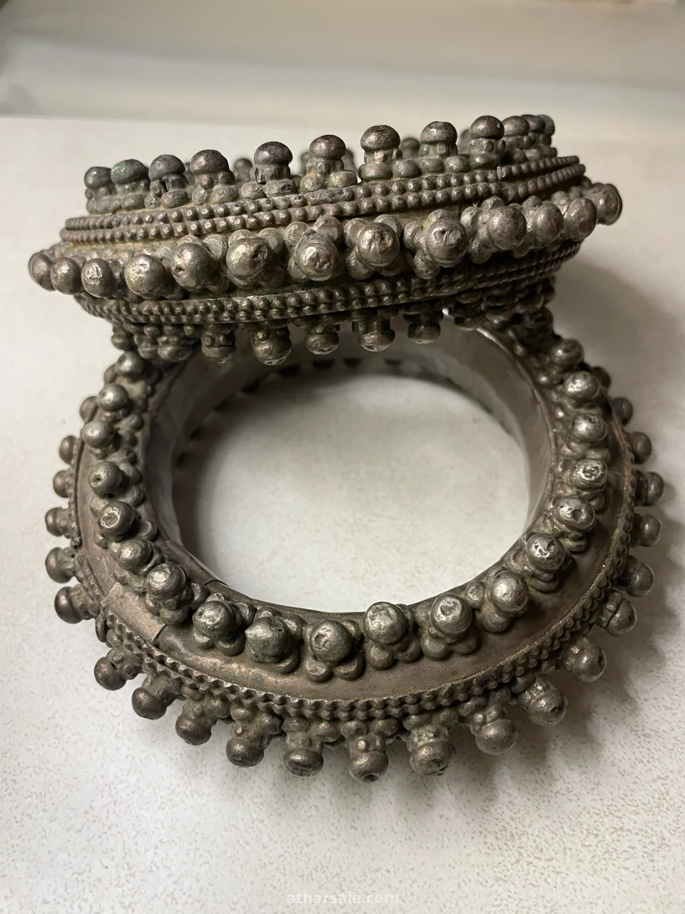Bracelets.        الكلمات المفتاحية (أضف كلمات مفتاحية ذات صلة بالقطعة لزيادة عرضها في نتائج البحث)                       ​               الوصف                                                     * يرجى كتابة وصف واضح ودقيق للقطعة المراد بيعها مثل: وصف القطعة تاريخ القطعة مادة الصنع معلومات حول القطعة هذه المعلومات تساعد في عملية بيع أسرع    صور اضافية مع الوصف                                                                                                       ل        p   حفظ