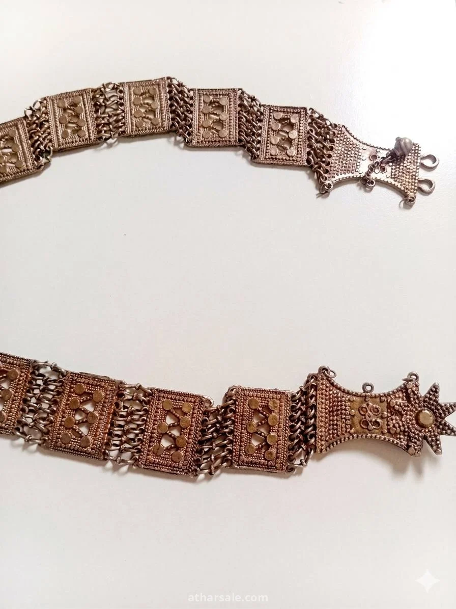 مشغولات فضية يدوية قديمة