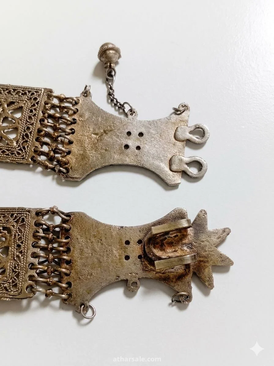 مشغولات فضية يدوية قديمة