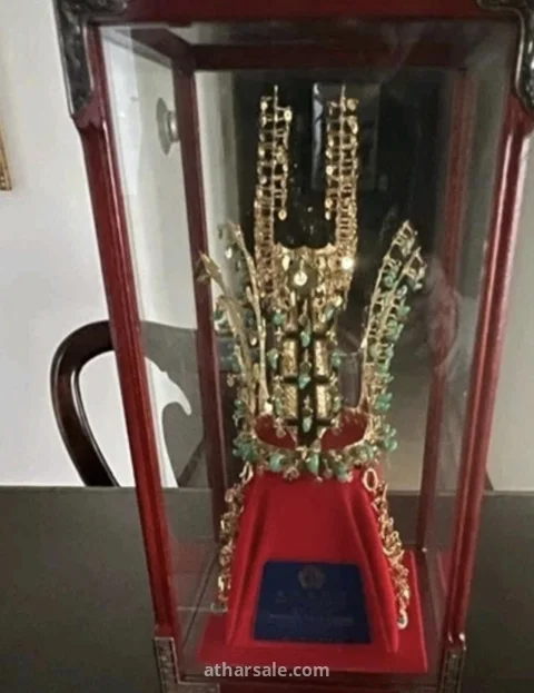 تاج ذهب مرصع بحجر اليشم