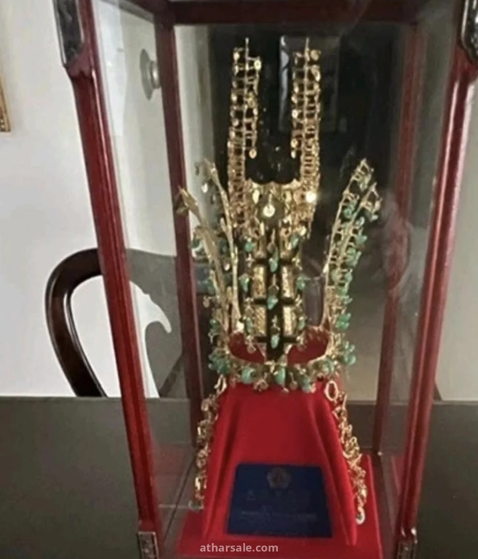تاج ذهب مرصع بحجر اليشم