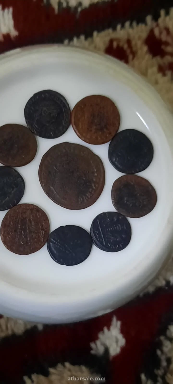 عملة نحاسية وبعضها معدنية نادرة