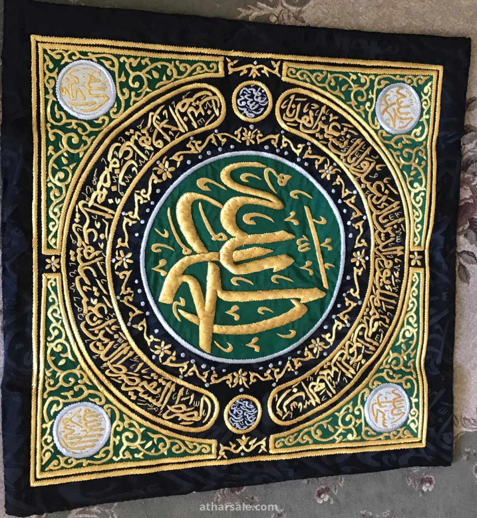 لوحه فنيه مكتبوب بإتقان بخط اليد بسوره الفاتحه