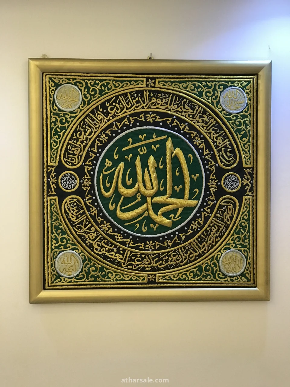 لوحه فنيه مكتبوب بإتقان بخط اليد بسوره الفاتحه