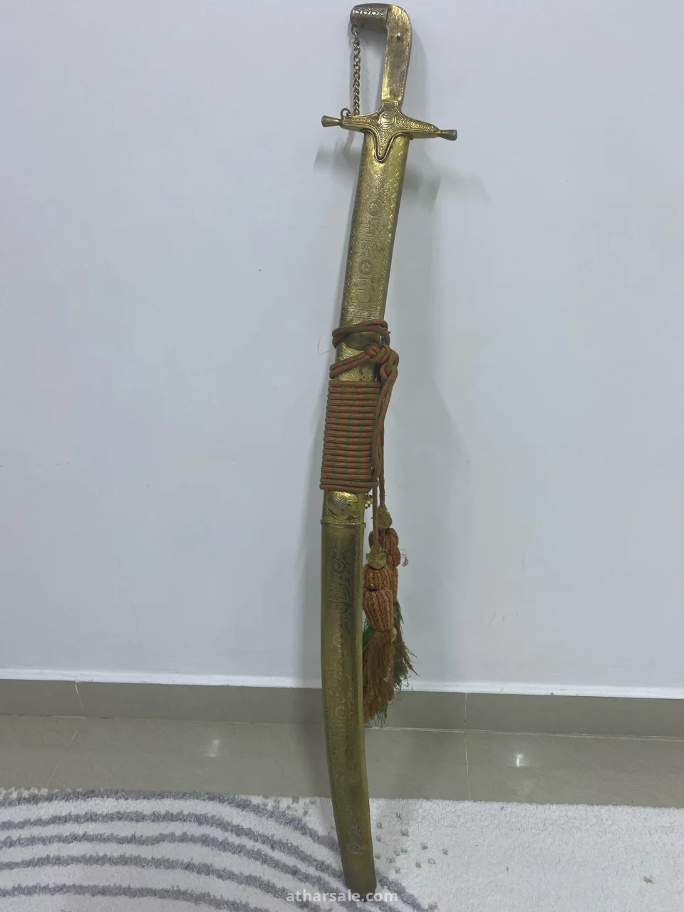 سيف قديم مصبوغ من الذهب