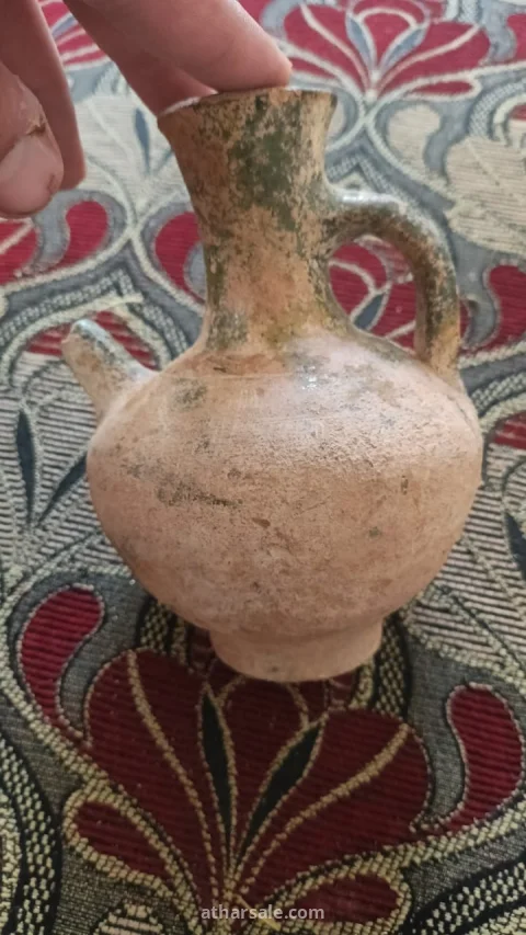 جرة او ابريق قديم اثري