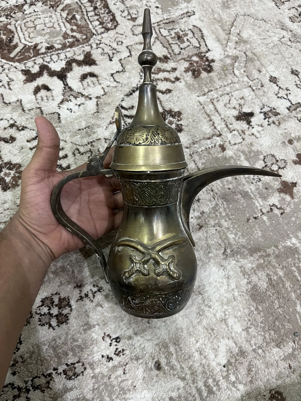 دلتين تراثية قديمة وأصلية عليها أختام موضحة في الصور