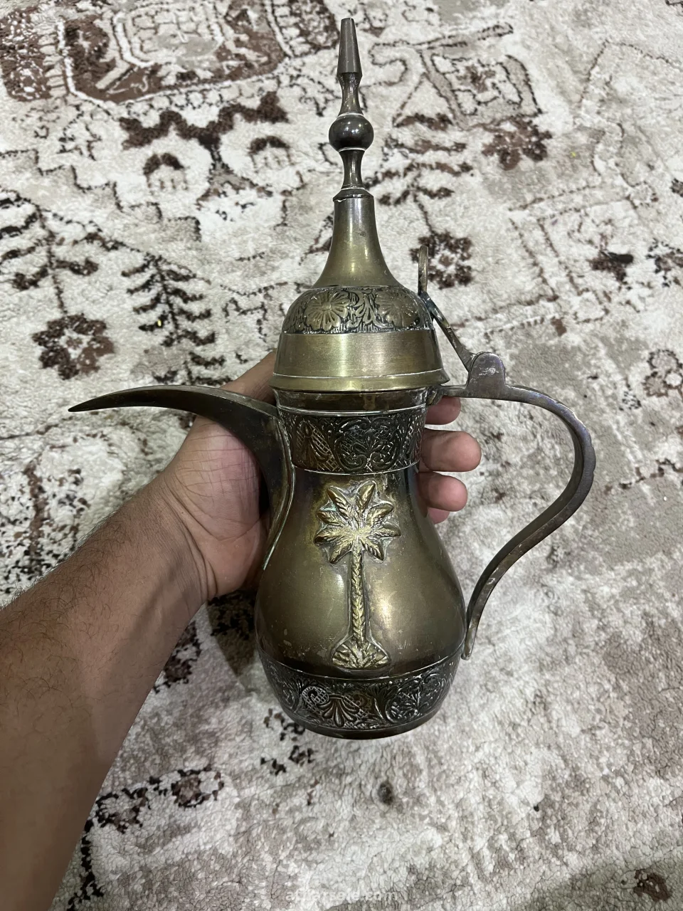 دلتين تراثية قديمة وأصلية عليها أختام موضحة في الصور