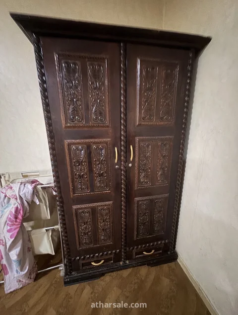 دولاب خشب كلاسيكي أنيق بحفر يدوي (بابين) عمره قوق ٣٠ سنه