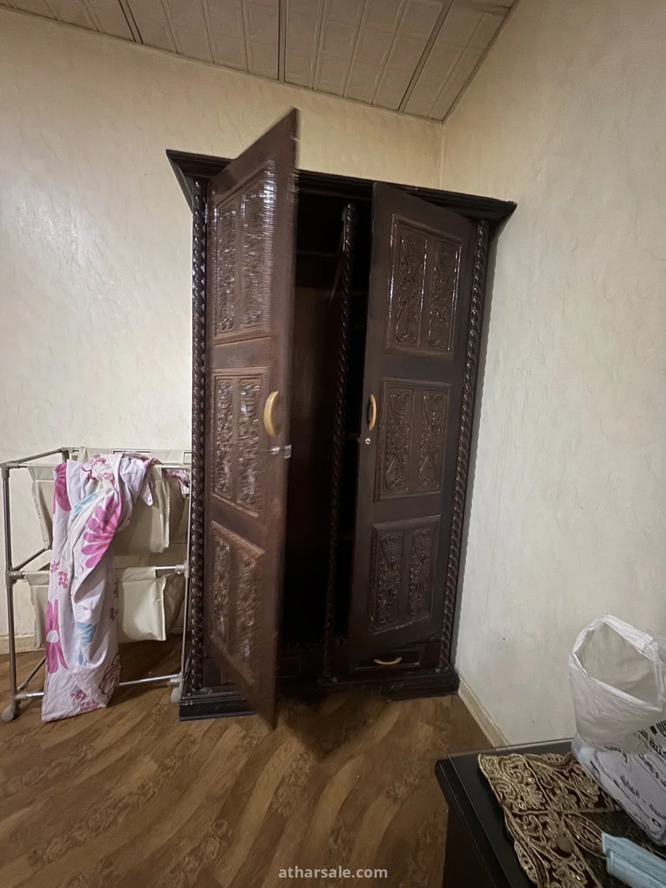 دولاب خشب كلاسيكي أنيق بحفر يدوي (بابين) عمره قوق ٣٠ سنه